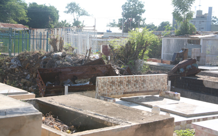 Profanan tumbas en el cementerio de Cabimas