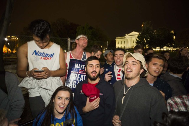 JL01. WASHINGTON (EE.UU.), 09/11/2016.- Seguidores de Donald Trump cantan el himno nacional a la espera de los resultados de los comicios presidenciales hoy, 9 de noviembre de 2016, a las afueras de la Casa Blanca en Washington (Estados Unidos). EFE/JIM LO SCALZO