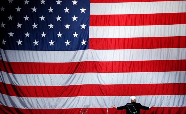 Trump dos días antes de las elecciones que lo consagraron presidente de Estados Unidos, mira la bandera nacional durante un acto en Sterling Heights, Michigan