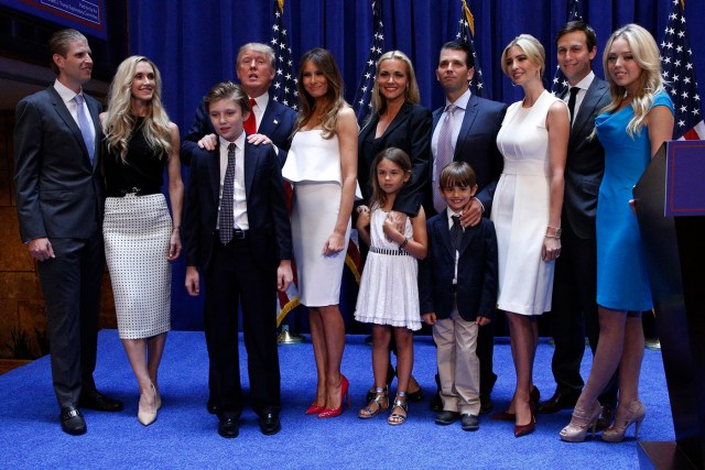 Trump posa con su familia después anunciar el lanzamiento de su campaña presidencial. Desde la izquierda: Eric Trump y su esposa Lara, Donald Trump, su hijo Barron, Melania Trump, Vanessa Haydon y su marido, Donald Trump Jr., los niños Kia Trump y Donald Trump III, Ivanka Trump y Jared Kushner, su marido, y Tiffany Trump