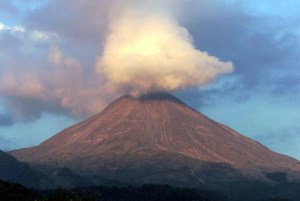 El volcán de Fuego en Guatemala registra entre 3 y 4 explosiones por hora