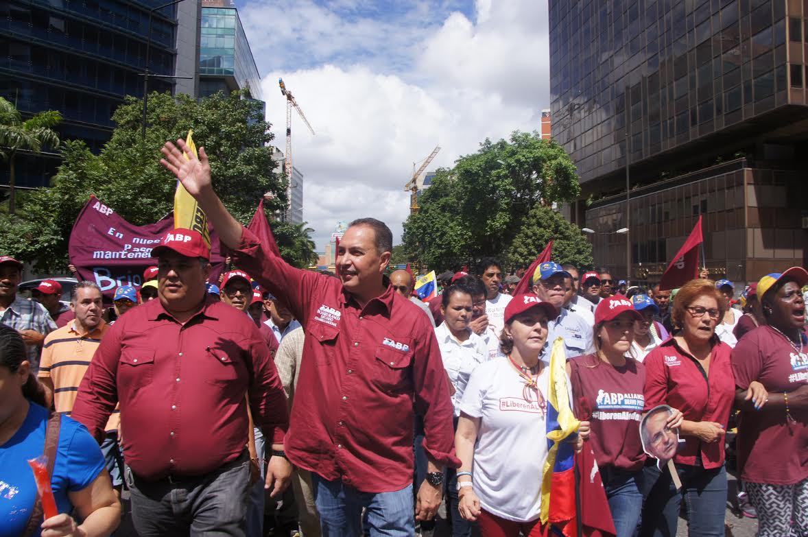 Richard Blanco, clarito y raspado, desmiente al régimen de falsas acusaciones