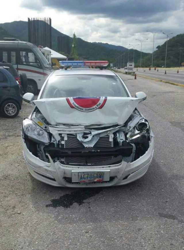 ¡Al estilo Pastor Maldonado! Policía choca patrulla en Los Próceres