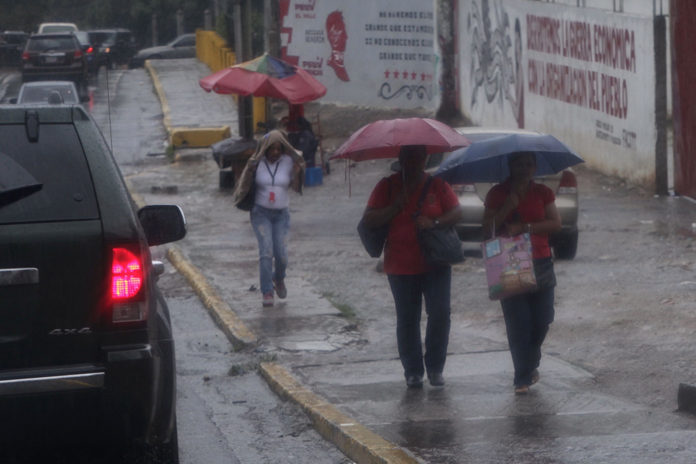 Tres muertos y más de 900 familias afectadas por las lluvias en Venezuela