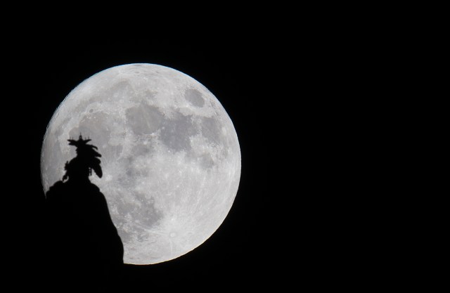 A supermoon rises over the Statue of Freedom on the Capitol dome in Washington, DC November 13, 2016. The supermoon will venture to its closest point in 68 years, leaving only 221,524 miles (356,508 km) between Earth and the moon. / AFP PHOTO / Andrew CABALLERO-REYNOLDS