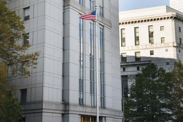 NY01. NUEVA YORK (EE.UU.), 07/11/16.- Vista del edificio de la Corte Federal del Distrito Sur de Manhattan donde se inicia hoy, lunes 7 de noviembre de 2016, un juicio por tráfico de drogas a los venezolanos Efraín Antonio Campos Flores y Franqui Francisco Flóres de Freitas, ambos sobrinos de la esposa del presidente venezolano, Nicolás Maduro. . EPA/ALBA VIGARAY