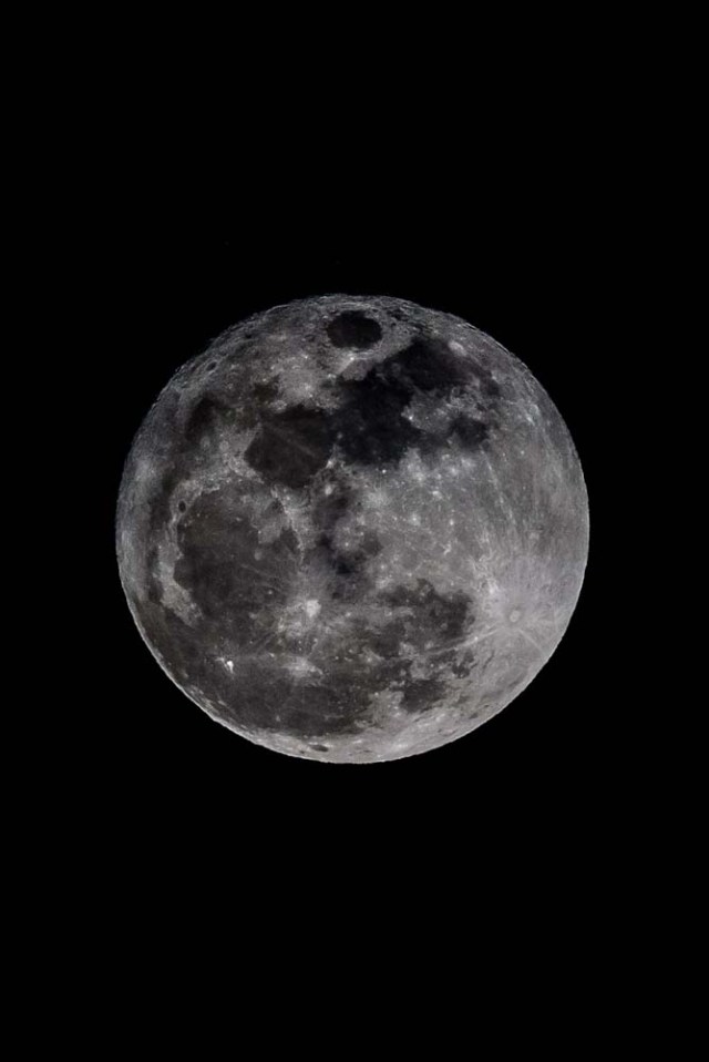 CAR01. CARACAS (VENEZUELA) 14/11/2016.- La superluna es vista hoy, lunes 14 de noviembre del 2016, en Caracas (Venezuela). De Filipinas a Chile, las espectaculares imágenes de la superluna se multiplican hoy en las redes sociales y en todos los medios de comunicación, tomadas por profesionales o por aficionados, todos seducidos por el embrujo de la más grande y brillante luna que se verá en casi un siglo. EFE/MIGUEL GUTIÉRREZ