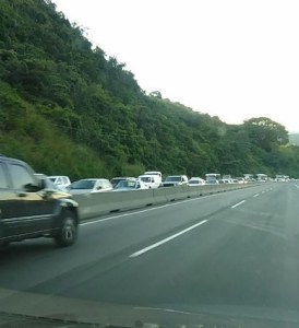 Choque en la autopista Caracas – La Guaira causa fuerte cola desde el viaducto