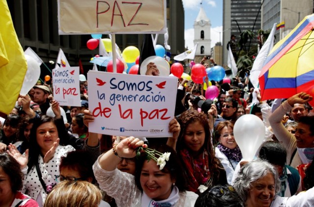 BOG109. BOGOTÁ (COLOMBIA), 23/06/2016.- Cientos de personas se reúnen para celebrar el acuerdo firmado en La Habana del cese el fuego y dejación de armas entre el Gobierno colombiano y la guerrilla de las FARC hoy, 23 de junio de 2016, en Bogotá (Colombia). EFE/LEONARDO MUÑOZ