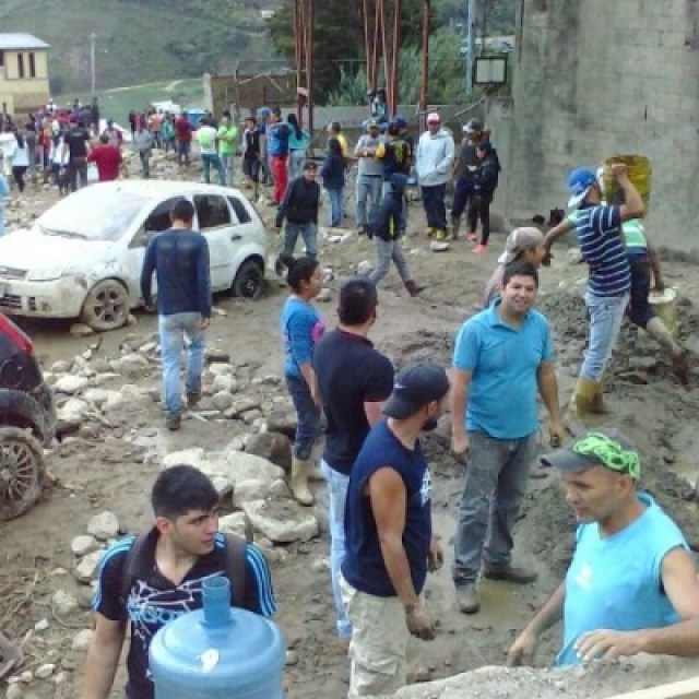 Desde este martes está la Guardia Nacional Bolivariana, Bomberos y Protección Civil de Mérida, el Ministerio de Transporte Terrestre Dirección Trujillo, afectados y la sociedad civil, unidos todos en las labores de limpieza y remoción de tierra, piedras, escombros. Se espera que en una semana esté todo limpio. Foto: Diario de Los Andes