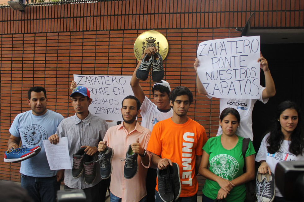 Estudiantes le piden a Zapatero que se ponga “en los zapatos de los venezolanos”