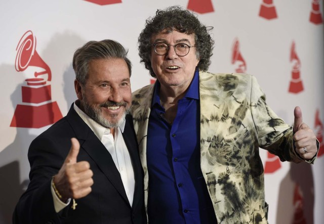 Los homenajeados Ricardo Montaner, a la izquierda, y Piero posan en la gala de los premios especiales de la Academia Latina de la Grabación, en el Hotel Four Seasons de Las Vegas, el miércoles 16 de noviembre del 2016. Montaner y Piero estuvieron entre los artistas galardonados con el Premio a la Excelencia Musical como parte de las celebraciones de los Latin Grammy. (Foto por Chris Pizzello/Invision/AP)