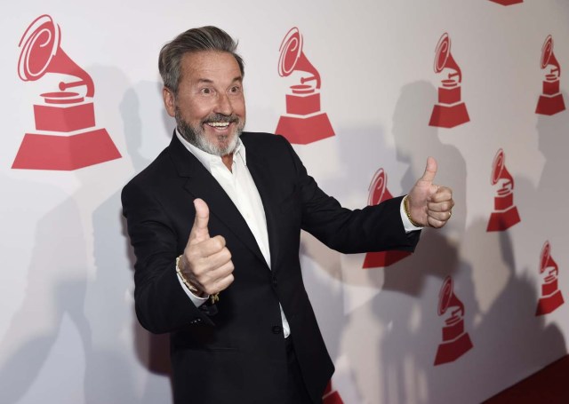 El homenajeado Ricardo Montaner posa al llegar a la gala de los premios especiales de la Academia Latina de la Grabación, en el Hotel Four Seasons de Las Vegas, el miércoles 16 de noviembre del 2016. Montaner fue galardonado con el Premio a la Excelencia Musical como parte de las celebraciones de los Latin Grammy. (Foto por Chris Pizzello/Invision/AP)