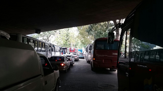 Para ese poquito de estudiantes… este pocote de autobuses en la reunión con Nicolás (Fotos y Video)