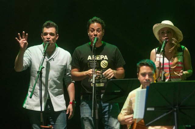 El Homenaje a Gualberto Ibarreto, ícono de la cultura venezolana y Patrimonio Cultural Nacional, en el cierre de la tercera edición del Festival Caracas en Contratiempo, en el en el Centro Cultural Chacao, fue dirigido por el mandolinista Jorge Torres y conto con la participación de los músicos Gustavo Márquez (bajo), Yonathan “Morocho” Gavidia (percusión), Edward Ramírez (cuatro), Edwin Arellano (guitarra) y las voces de Servando Primera, Horacio Blanco, Emilio Lovera, Laura Guevara, Marcial Isturiz, Rafael “El Pollo” Brito, Mariaca Semprún, Hanna Kobayashi, Marianne Malí, Andrea Paola, Rafael Pino y Williams Mora, y la actuación del niño Luis Alfonzo en las maracas.