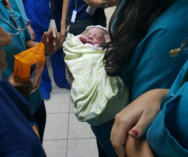 Mujer que abandonó a bebé en Chacao dice que no es su hijo