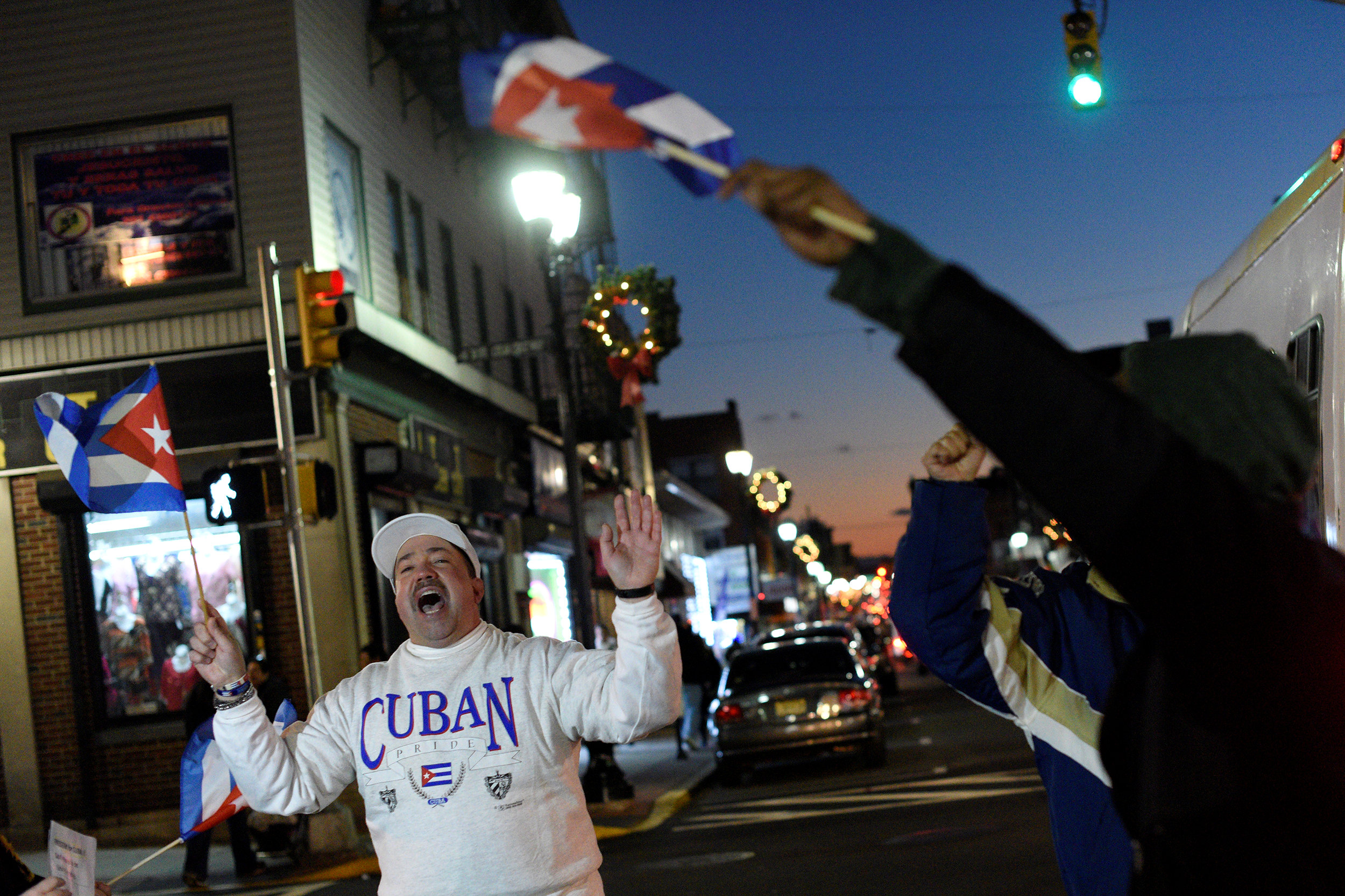 Cae la noche y en Miami sigue la celebración por partida de Fidel Castro (VIDEO)