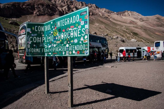 Argentine tourists wait at the custom in the border between Chile and Argentine at the place known as Horcones, on November 28, 2016. Inhabitants of Argentine border provinces go shopping in Santiago, Chile, where prices are about 50 percent less than in Argentine. / AFP PHOTO / CHRISTIAN MIRANDA