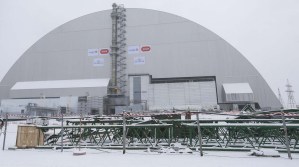 En Chernóbil, un centenar de empleados “rehenes” de la invasión rusa, temen lo peor