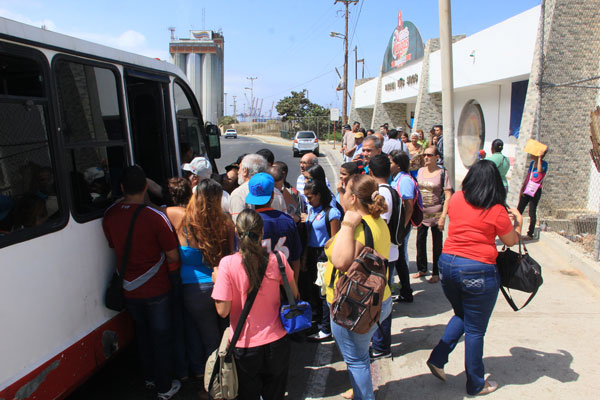 Paro técnico de transporte en varias rutas del estado Vargas