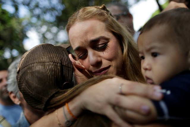 Lilian Tintori, wife of jailed Venezuelan opposition leader Leopoldo Lopez, greets a woman after a gathering to donate supplies at the Dr. Jose Gregorio Hernandez Hospital in Caracas, Venezuela November 30, 2016. REUTERS/Ueslei Marcelino