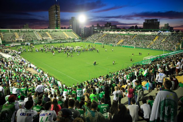 BRA12. CHAPECÓ (BRASIL), 30/11/2016.- Aficionados del Chapecoense participan en una conmemoración a las víctimas del accidente aéreo cerca de Medellín, hoy, miércoles 30 de noviembre de 2016, en la Arena Condá de Chapecó (Brasil). El equipo brasileño se dirigía a jugar el primer partido por la final de la Copa Sudamericana ante el Atlético Nacional de Medellín. EFE/Fernando Bizerra Jr.