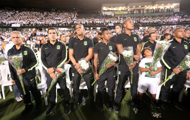 BOG10. MEDELLÍN (COLOMBIA), 30/11/2016.- El entrenador de Atlético Nacional Reynaldo Rueda (i) y todo su equipo asisten al homenaje al equipo de fútbol Chapecoense hoy, miércoles 30 de noviembre de 2016, en Medellín (Colombia). Miles de personas abarrotaron esta noche el estadio Atanasio Girardot de Medellín para rendir un homenaje póstumo al equipo de fútbol brasileño Chapecoense, la mayoría de cuya plantilla pereció en el accidente aéreo del pasado lunes cuando se dirigían a esta ciudad del noroeste de Colombia. EFE/MAURICIO DUEÑAS CASTAÑEDA