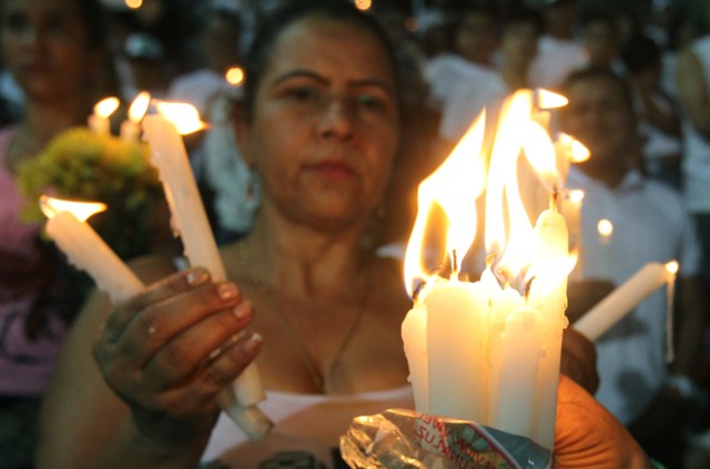 BOG10. MEDELLÍN (COLOMBIA), 30/11/2016.- Asistentes rinden homenaje al equipo de fútbol Chapecoense hoy, miércoles 30 de noviembre de 2016, en Medellín (Colombia). Miles de personas abarrotaron esta noche el estadio Atanasio Girardot de Medellín para rendir un homenaje póstumo al equipo de fútbol brasileño Chapecoense, la mayoría de cuya plantilla pereció en el accidente aéreo del pasado lunes cuando se dirigían a esta ciudad del noroeste de Colombia. EFE/MAURICIO DUEÑAS CASTAÑEDA