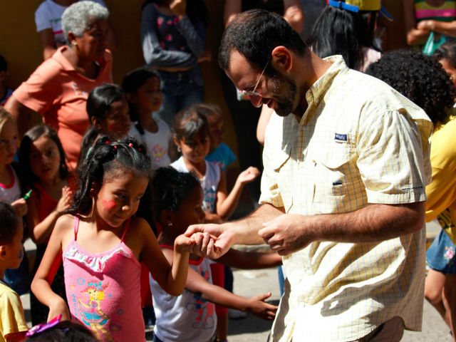 Brian Fincheltub inició plan Un Juguete, Una Sonrisa la crisis de Maduro no podrá borrar la sonrisa de nuestros niños