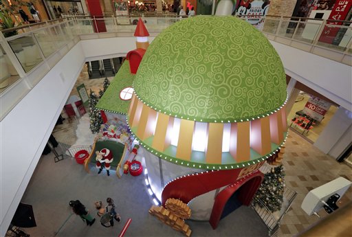 En esta foto del 17 de noviembre del 2016, un niño se toma una foto con Santa Claus en el Santa HQ en el Chandler Mall, en Chandler, Arizona. En un esfuerzo para atraer compradores a sus tiendas, centros comerciales están modernizando sus instalacones de Santa Claus. (AP Foto/Matt York)