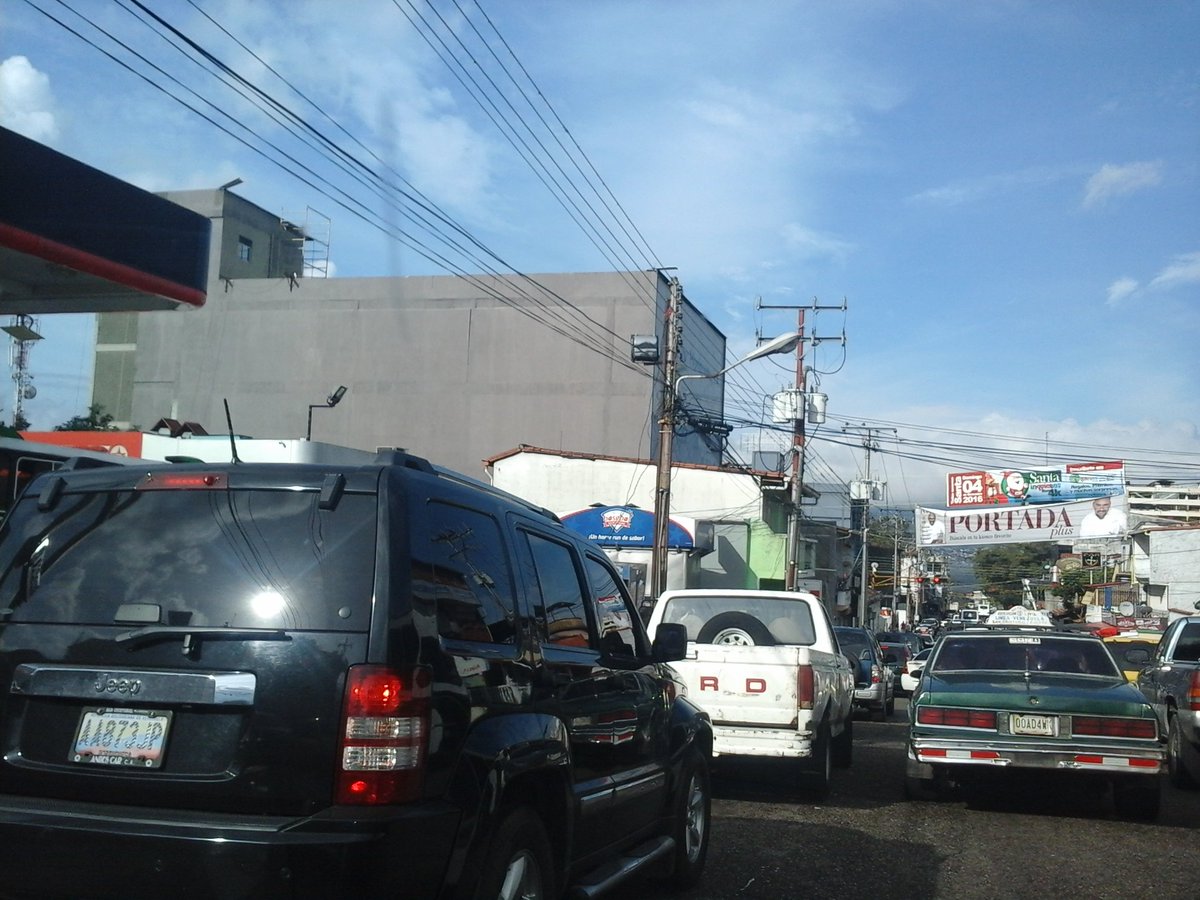 Al menos tres ciudades del país reportan largas colas para surtir gasolina este martes #6Dic