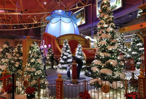 Esta foto del 21 de noviembre del 2016 muestra la Santa's Flight Academy en Great Lakes Crossing Outlets ien Auburn Hills, Michigan. En un esfuerzo para atraer compradores a sus tiendas, centros comerciales están modernizando sus instalacones de Santa Claus. (AP Foto/Paul Sancya)