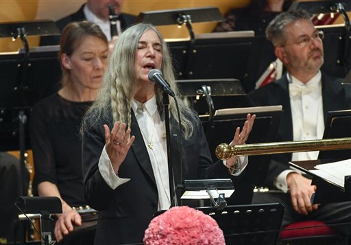 La cantautor estadounidense Patti Smith canta "A Hard Rain's A-Gonna Fall", de Bob Dylan, durante la ceremonia de entrega de los premios Nobel en Estocolmo, el sábado 10 de diciembre del 2016. Smith tuvo que tratar dos veces antes de que le saliera bien el tema. Dylan fue el ganador de este año del premio Nobel de Literatura pero no asistió a la ceremonia porque dijo que tenía otros compromisos. (Jonas Ekstromer/TT News Agency via AP)