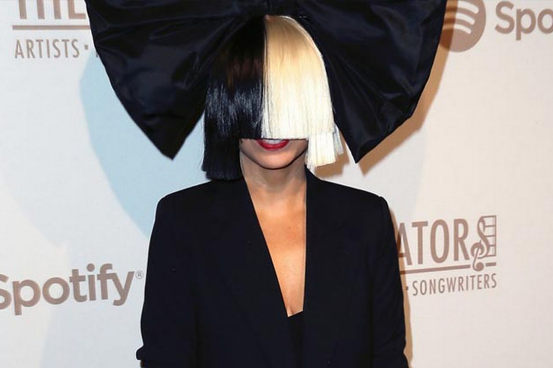 Sia se quitó la peluca y mostró su cuerpo en bikini en las playas de México