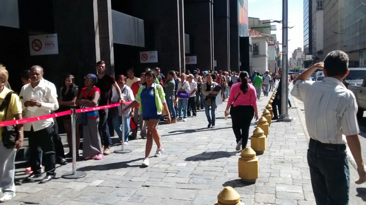 Este jueves #15Dic continúan las largas colas en los bancos de Caracas