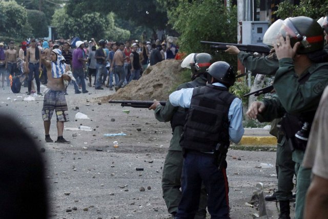 Venezuelan National Guards clash with demonstrators in La Fria, Venezuela December 17, 2016. REUTERS/Carlos Eduardo Ramirez