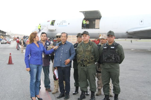 José Khan, vicepresidente del BCV anuncia al país la llegada de los billtes de Bs. 500 desde la rampa 1 del aeropuerto de Maiquetía el 18 de diciembre de 2016 / foto @SVMI