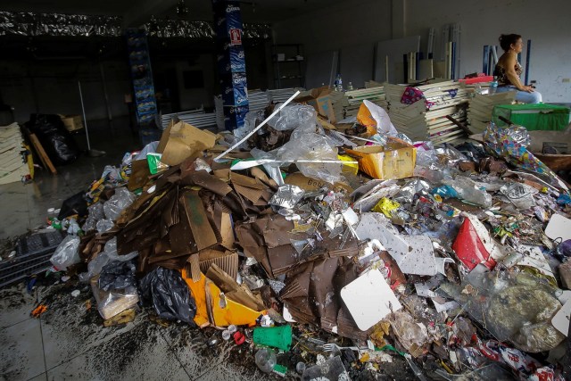 An employee is seen next to debris in a store after it was looted in Ciudad Bolivar, Venezuela December 19, 2016. REUTERS/William Urdaneta EDITORIAL USE ONLY. NO RESALES. NO ARCHIVE.