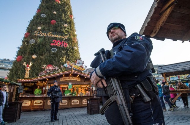 Policemen patrol over a Christmas market in Dortmund, western Germany, on December 20, 2016, as security measures are taken after a deadly rampage by a lorry driver at a Berlin Christmas market. German Chancellor Angela Merkel said that authorities believe the rampage, killing 12, was a "terrorist" attack likely committed by an asylum seeker. / AFP PHOTO / dpa / Bernd Thissen / Germany OUT