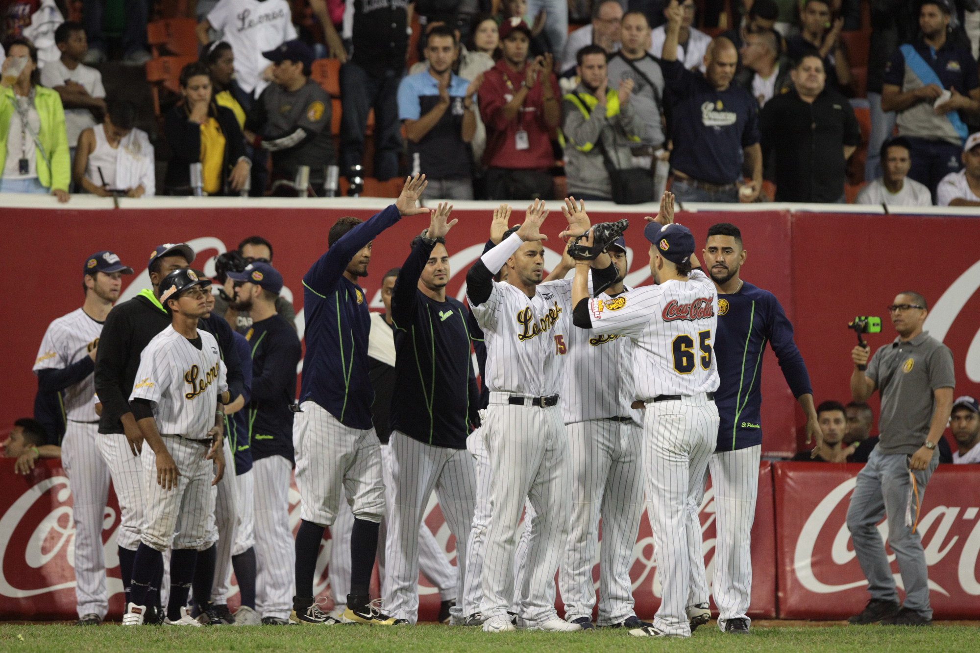 Leones le pasan la escoba a los Tigres en doble tanda e igualan el sexto puesto en la LVBP