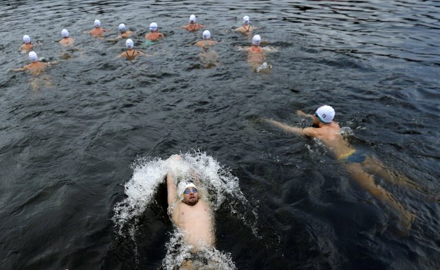 Swimmers participate in the annual Christmas winter swimming competition in the Vltava river in Prague, Czech Republic, December 26, 2016. REUTERS/David W Cerny