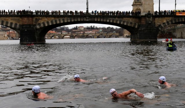 Swimmers participate in the annual Christmas winter swimming competition in the Vltava river in Prague, Czech Republic, December 26, 2016. REUTERS/David W Cerny