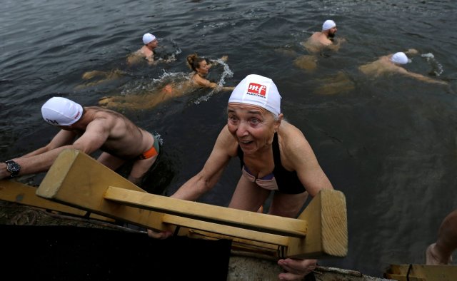 Swimmers participate in the annual Christmas winter swimming competition in the Vltava river in Prague, Czech Republic, December 26, 2016. REUTERS/David W Cerny