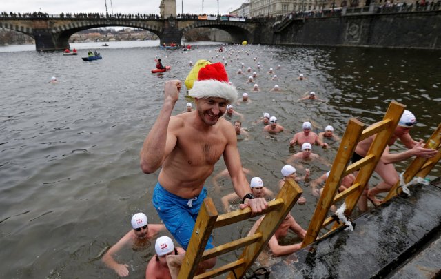 Swimmers participate in the annual Christmas winter swimming competition in the Vltava river in Prague, Czech Republic, December 26, 2016. REUTERS/David W Cerny