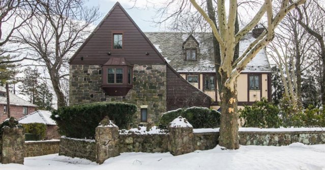 Con cinco dormitorios y cuatro baños, la vivienda de estilo inglés fue construida en 1930 y está situada en el barrio de Emerson Hill, en Staten Island. Foto: Infobae