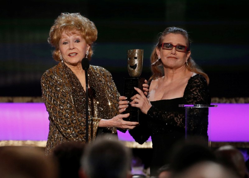 Familiares de Debbie Reynolds y Carrie Fisher planean un funeral conjunto