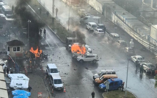 Burning cars are seen after an explosion outside a courthouse in Izmir, Turkey, January 5, 2017. Dogan News Agency (DHA) via REUTERS ATTENTION EDITORS - THIS PICTURE WAS PROVIDED BY A THIRD PARTY. FOR EDITORIAL USE ONLY. NO RESALES. NO ARCHIVE. TURKEY OUT. NO COMMERCIAL OR EDITORIAL SALES IN TURKEY.     TPX IMAGES OF THE DAY