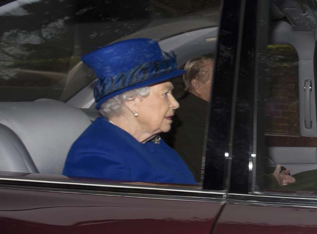 Britain's Queen Elizabeth and her husband Prince Philip arrive to attend a service at St. Mary Magdalene church in Sandringham, Britain January 8, 2017. REUTERS/Alan Walter