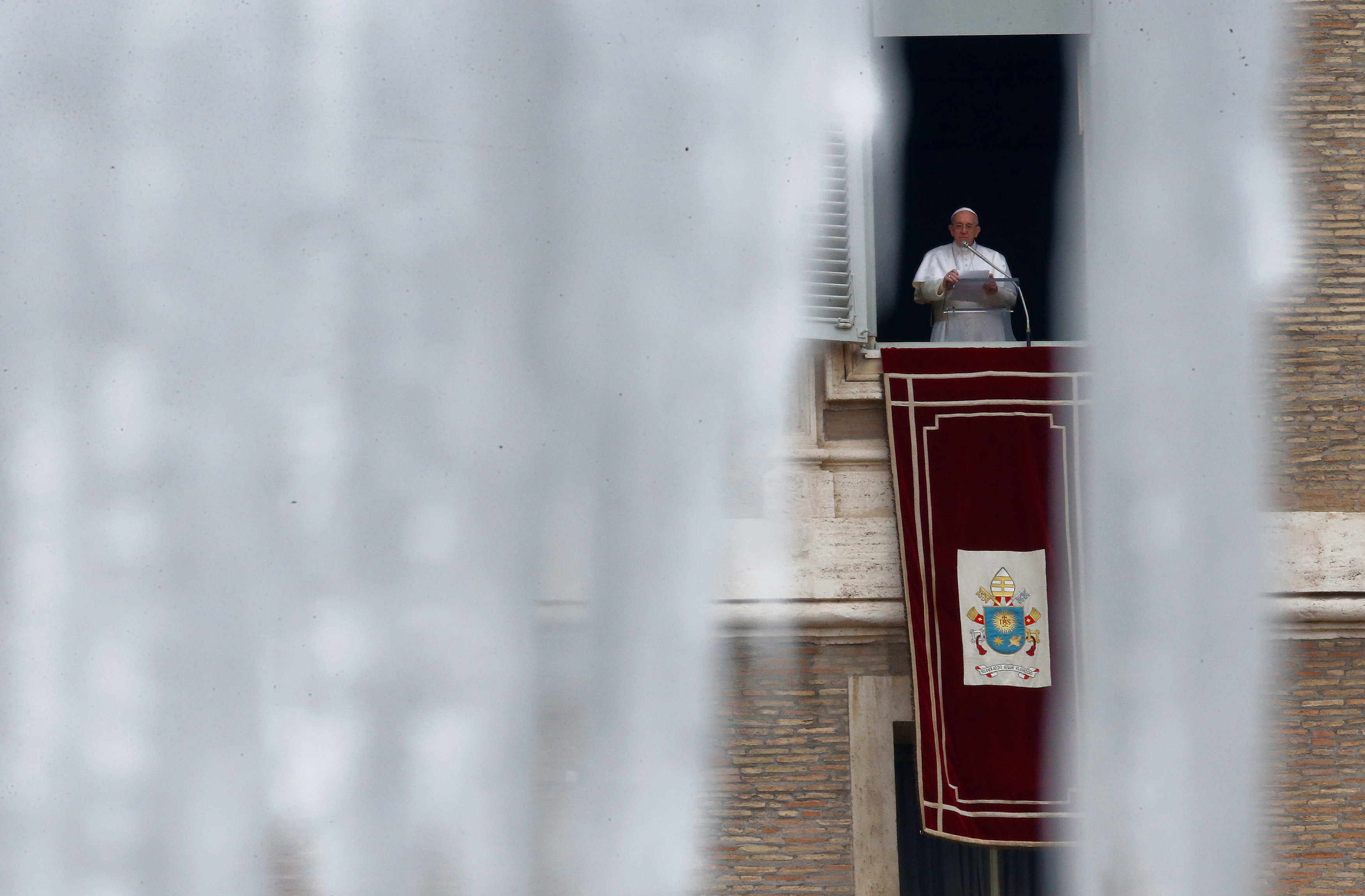 Papa Francisco exhorta a las madres a darle el pecho a sus bebés en pleno bautismo