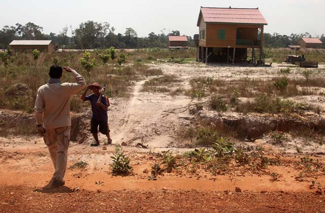 Es mala suerte cerrar negocios o comprar viviendas los miércoles. Los números 3 y 5 también son desgraciados en Camboya, por eso regalar tres flores o hacer una foto de 5 en grupo no es la mejor idea.